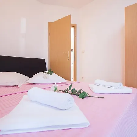 Holiday With Pool Vakantiehuis Makarska
